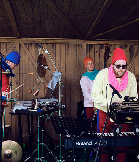 Han fyller musiken med humor